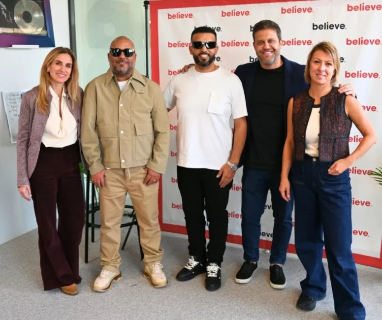 Believe assina contrato de exclusividade com o selo de música Urbana Sonar Music em cerimônia em Paris