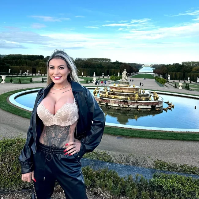 Andressa Urach posa de lingerie no Palácio de Versalhes, na França Piriguete não sente frio