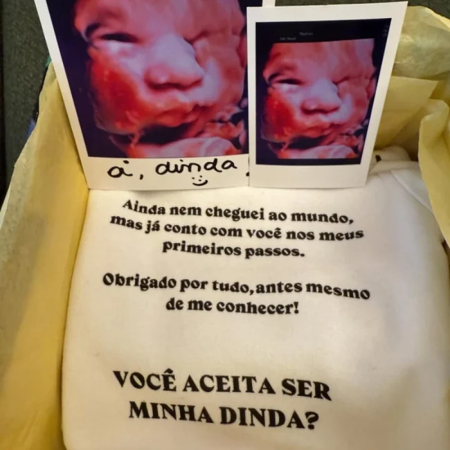 Saiba de onde é o body personalizado que a Anitta ganhou no vídeo que anuncia que será madrinha da filha do MC Daniel